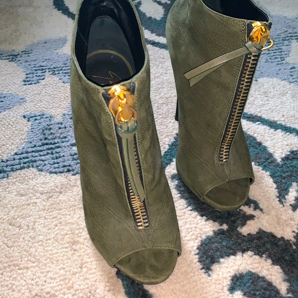 Giuseppe Zanotti sexy booties.  Heavy duty gold zippers. Beautiful olive green - Picture 5 of 11